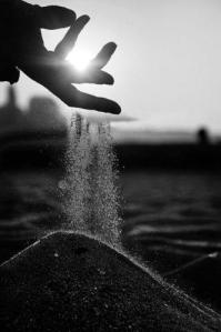 main-sable-soleil-noir-blanc